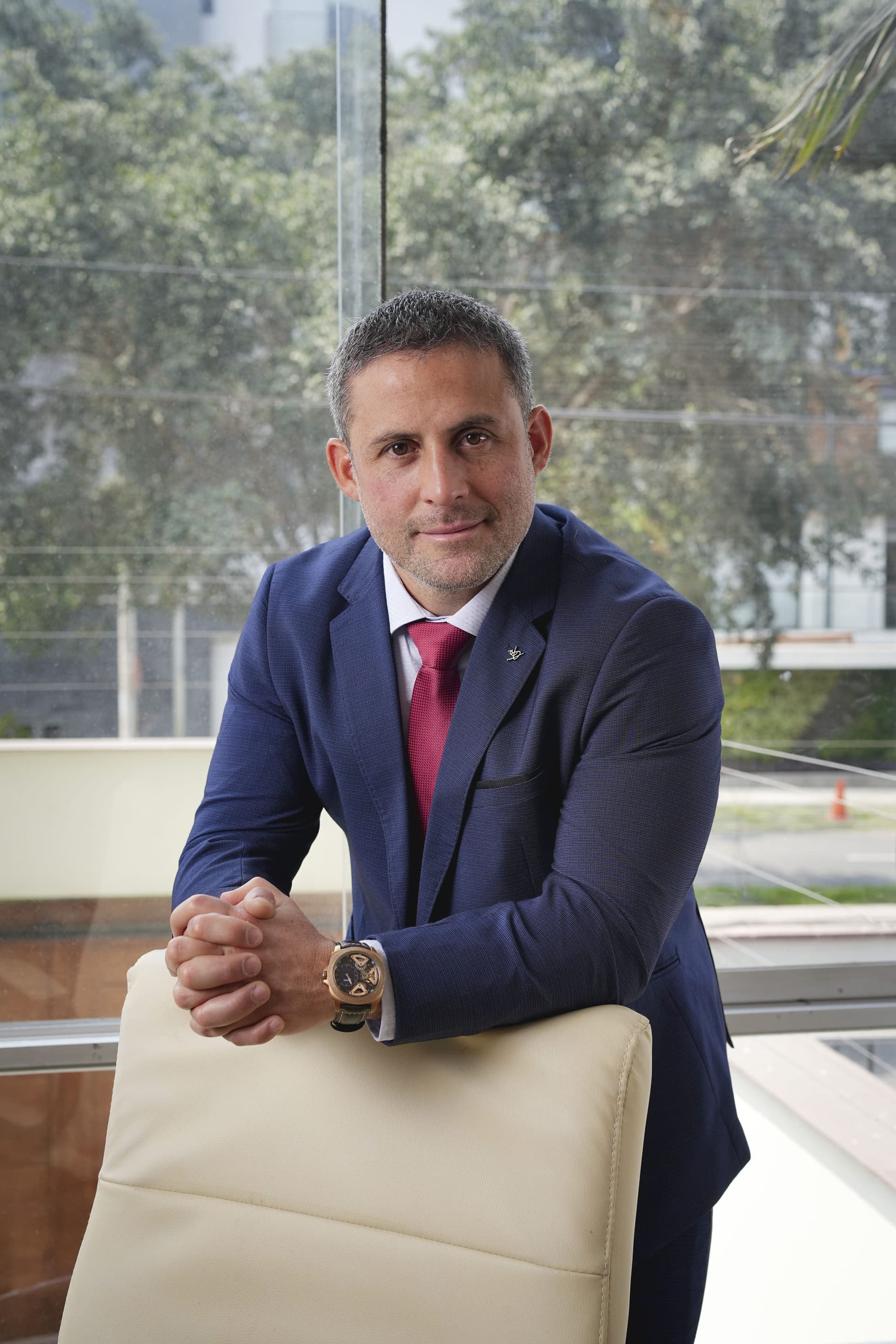 Dr. Zeus Rilo, cirujano dentista especialista, en su consultorio en Lima