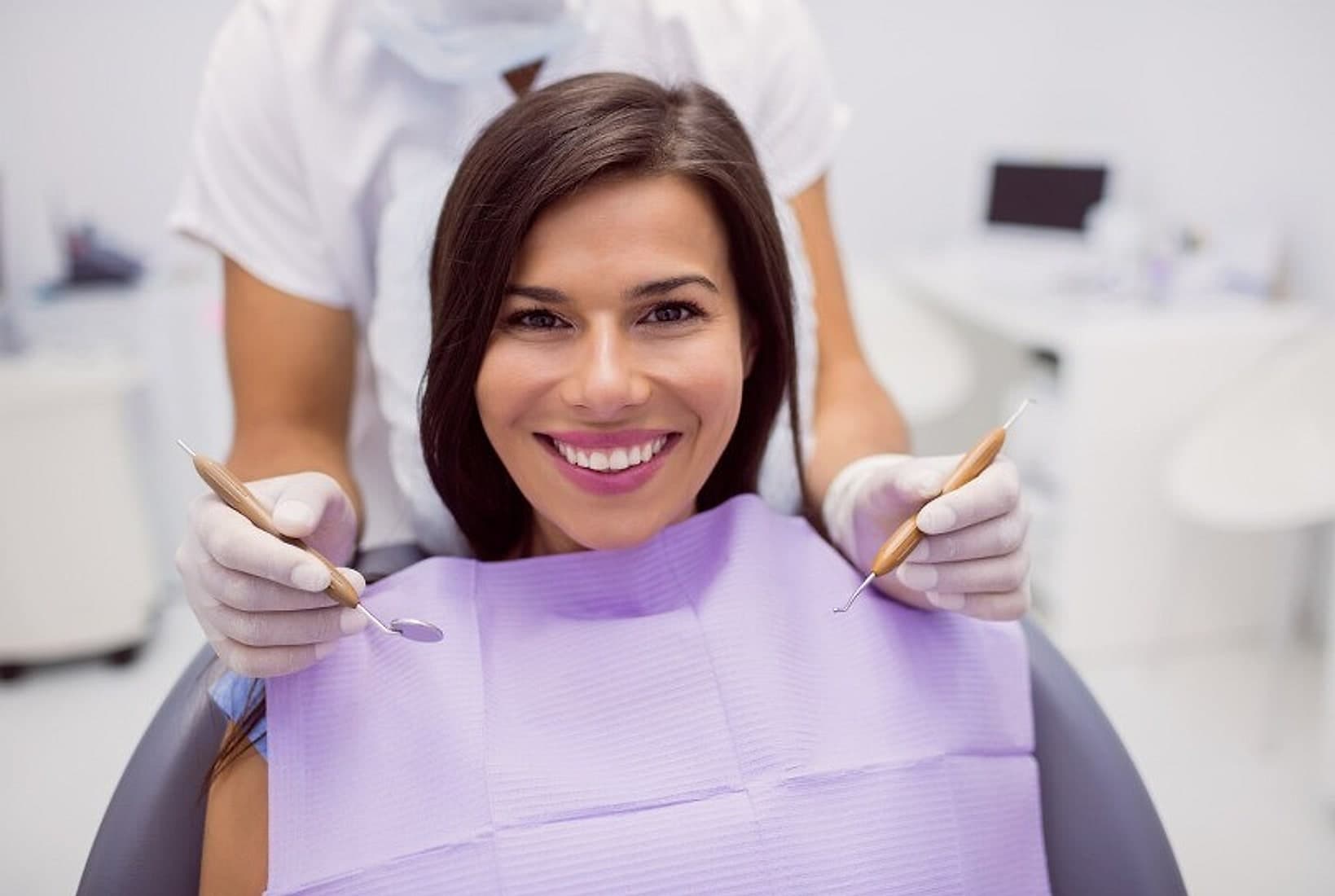 Paciente con sonrisa estética luego de tratamiento dental cosmético